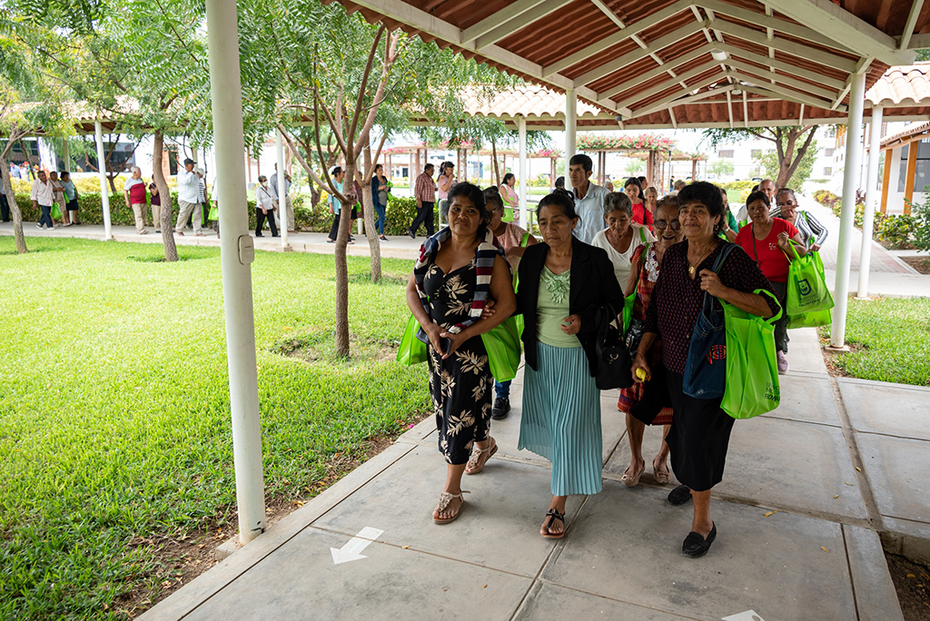 Adultos mayores de Marcavelica visitan campus universitario de la UNF 2