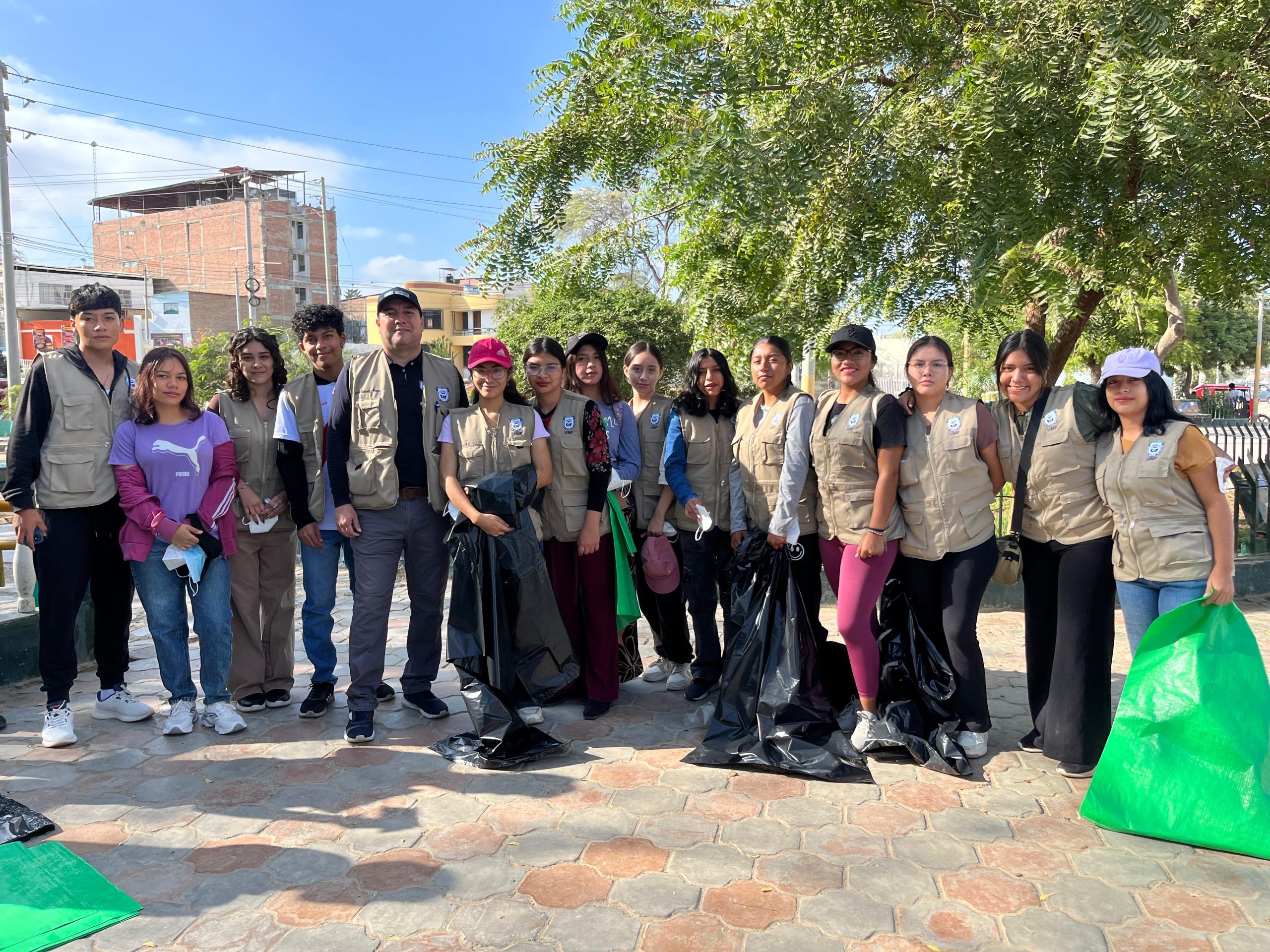 RUA UNF y Rotaract realizan campaña de limpieza en Paseo Turicarami de Sullana