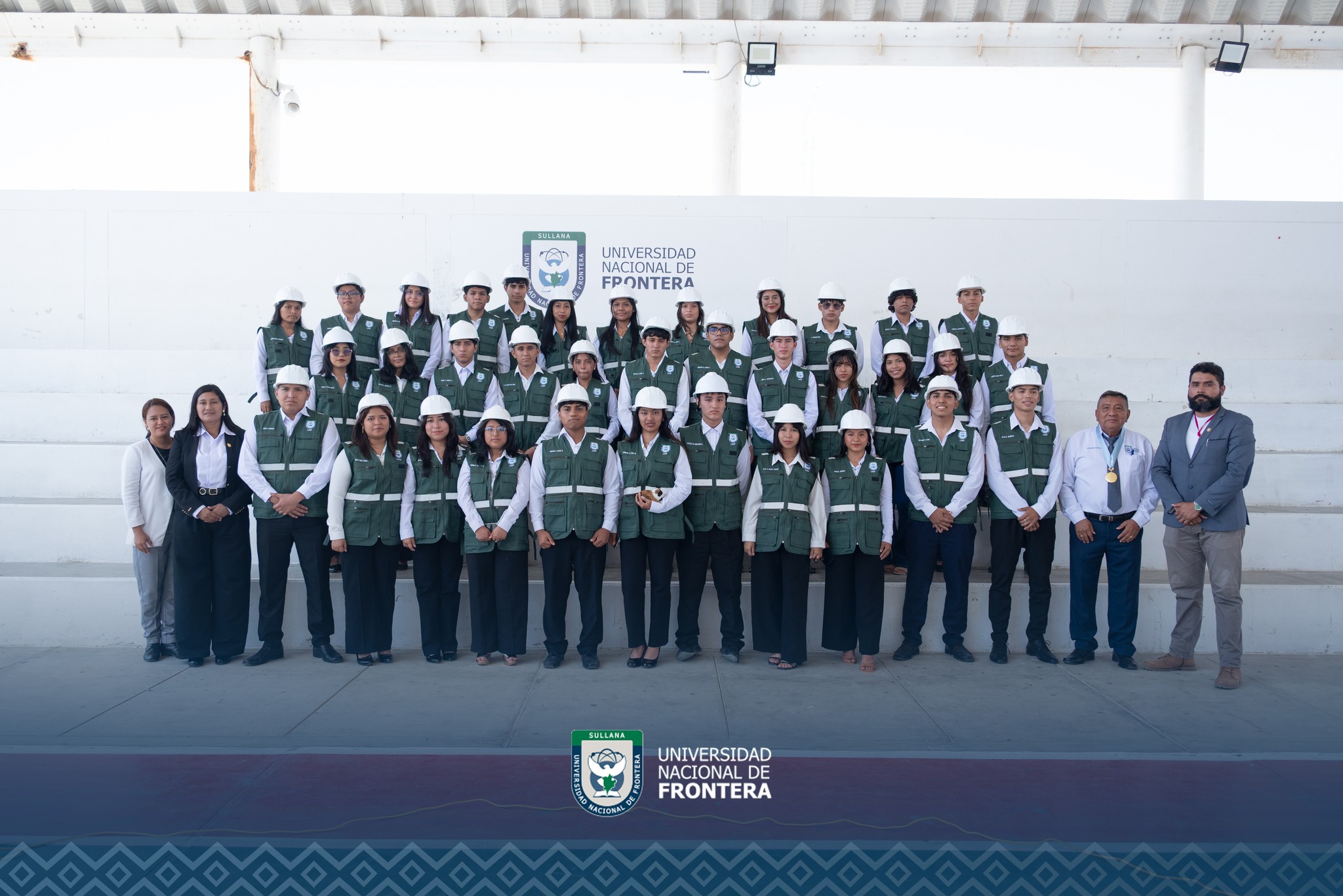 Estudiantes de Ingeniería Ambiental reciben chalecos y cascos durante simposio académico en la UNF