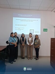 Bachilleres sustentan tesis para optar el título profesional en AHT Sheyla