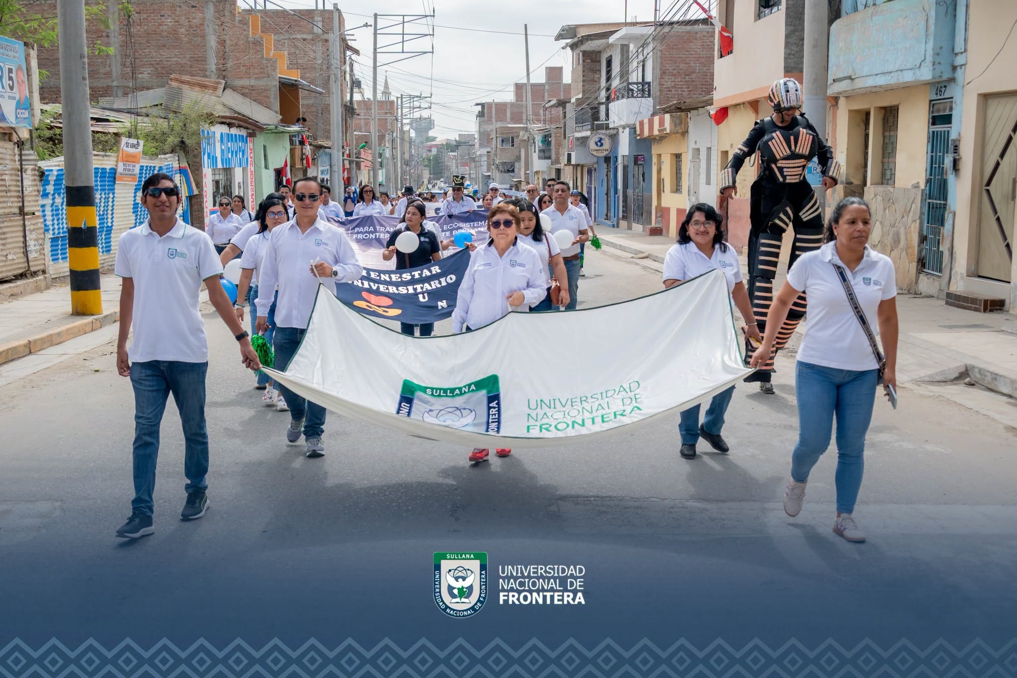 Comunidad universitaria de la UNF celebró el pasacalle por el 16º aniversario institucional